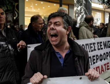 Ένταση με συνδικαλιστές μπροστά στο υπουργείο Οικονομικών